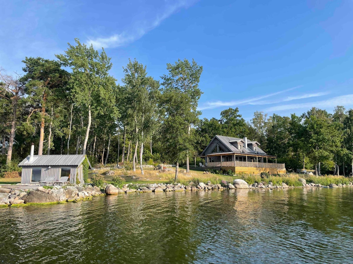 Lakefront cottage 50 minutes from Stockholm