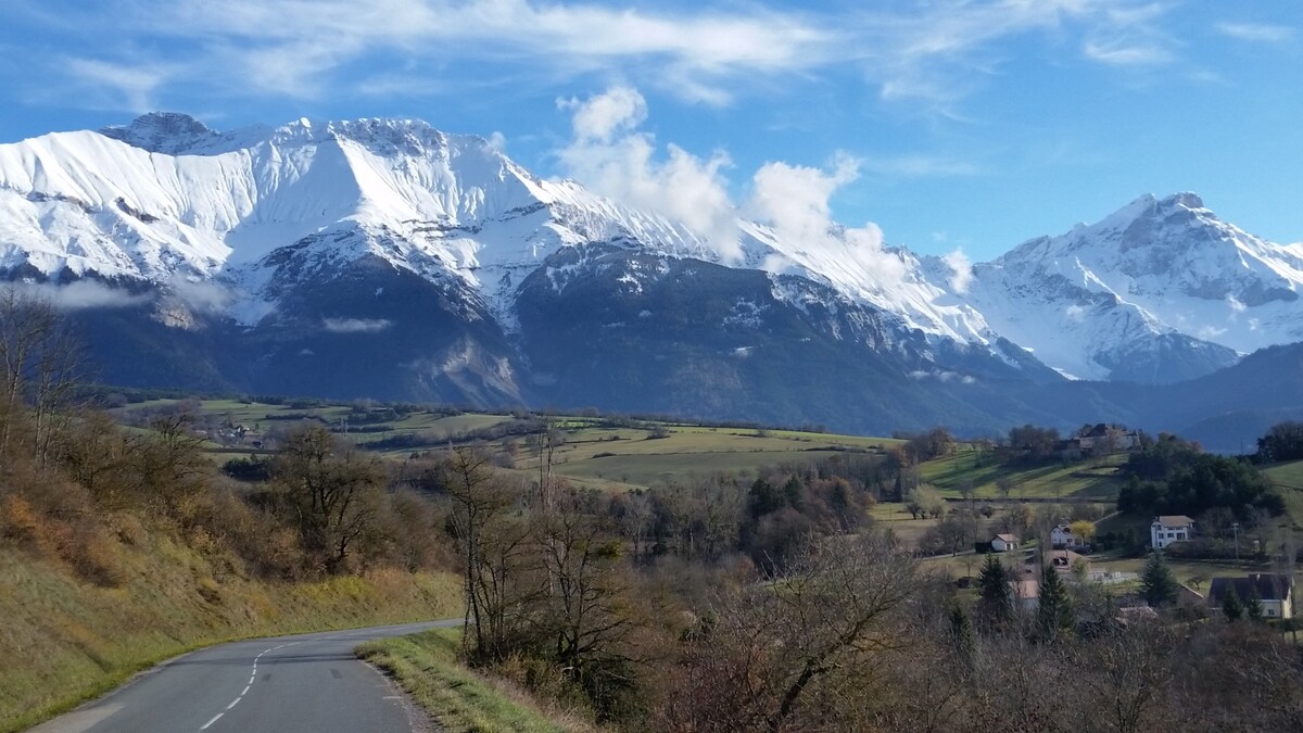 度假屋，法国阿尔卑斯山， 1000米，阳光明媚，全景