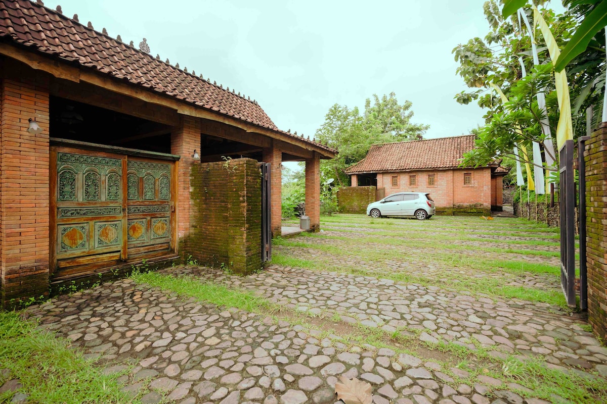 Teak Wood Villa with Carving and Art Gallery