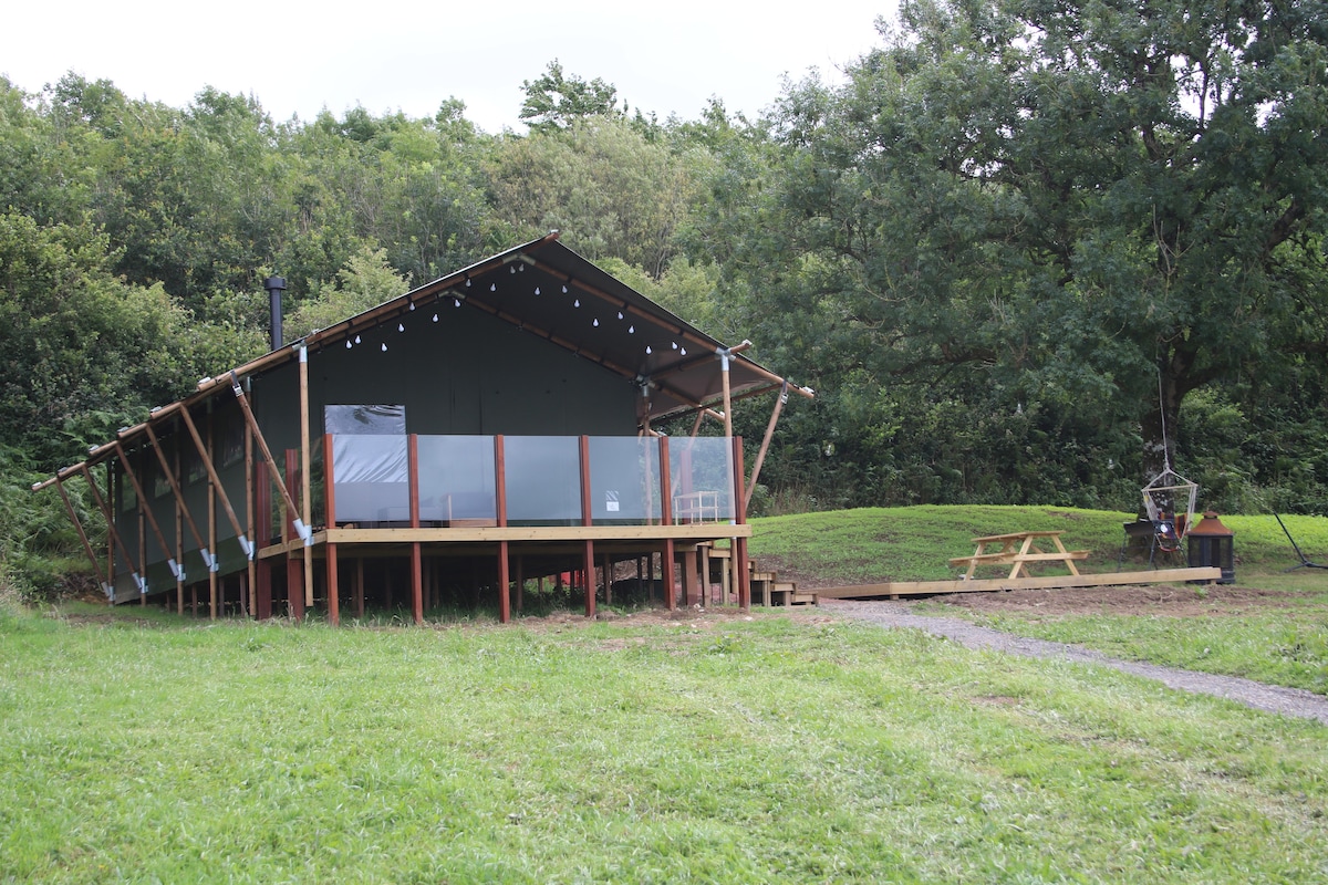 豪华野生动物园小屋（ Luxury Safari Lodge ） ，坐落在农场