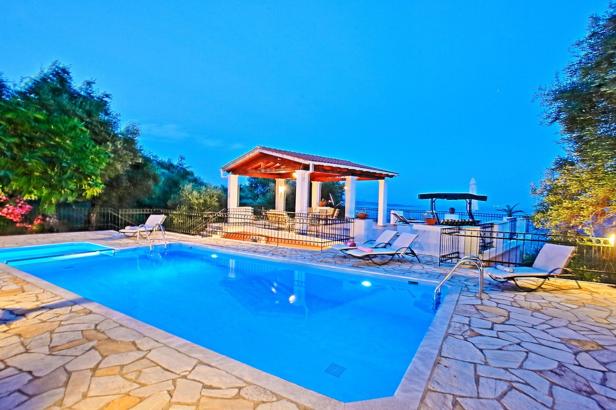 亚历山德罗斯别墅：可爱的别墅，屋顶露台泳池