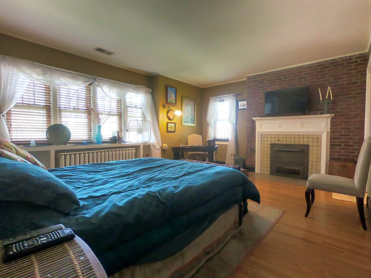 Centrally located historic home bedroom #4