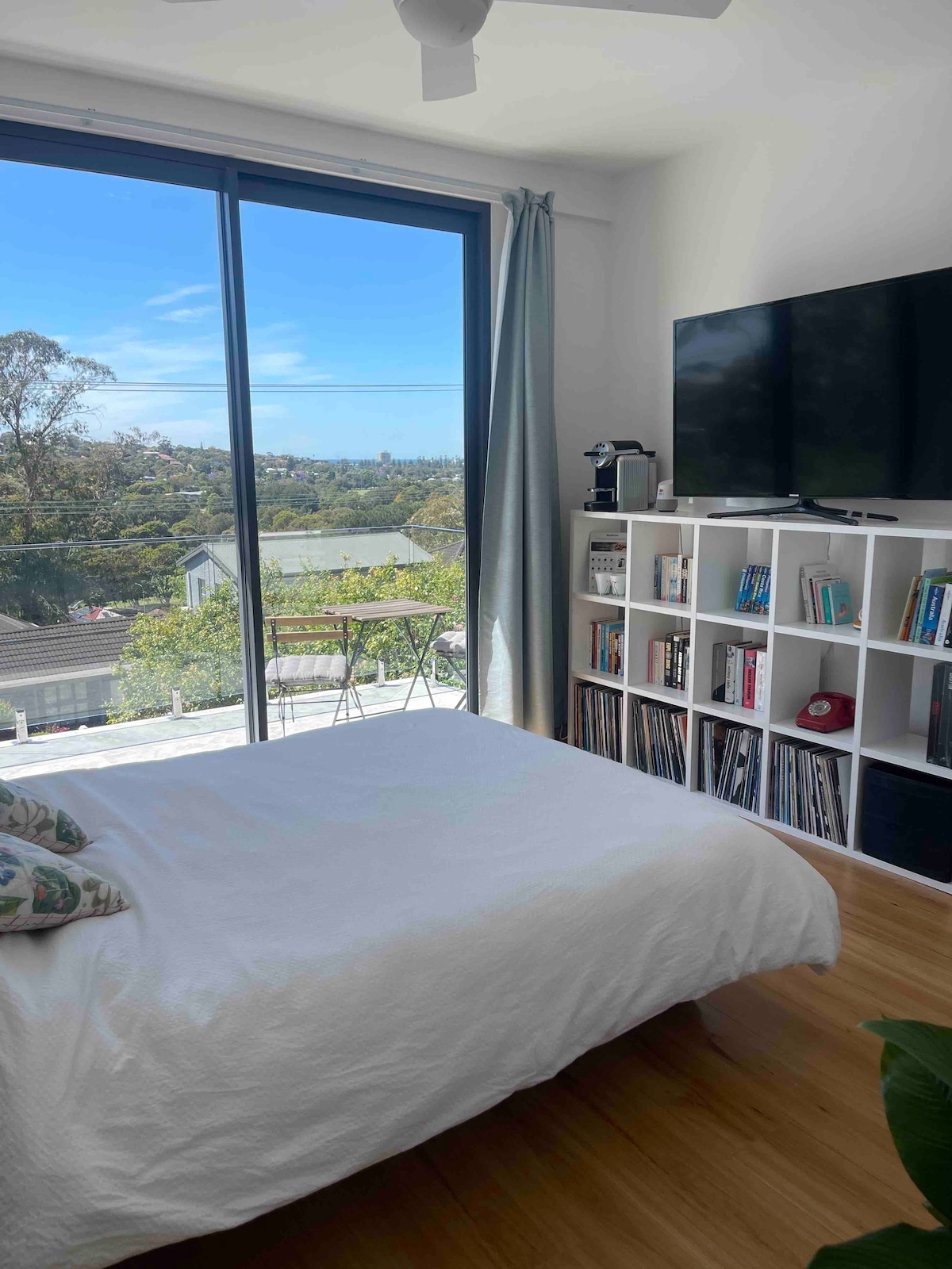 Calm away from home - guest room (near Manly)