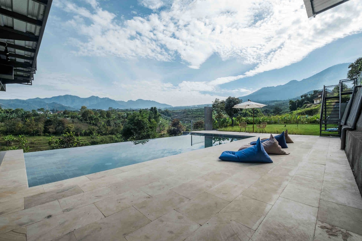 The Hillside Villa Batu 4BR with Private pool