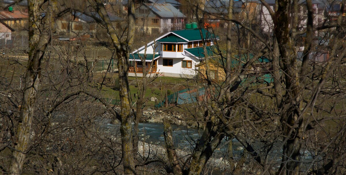 帕哈尔加姆河边豪华小屋