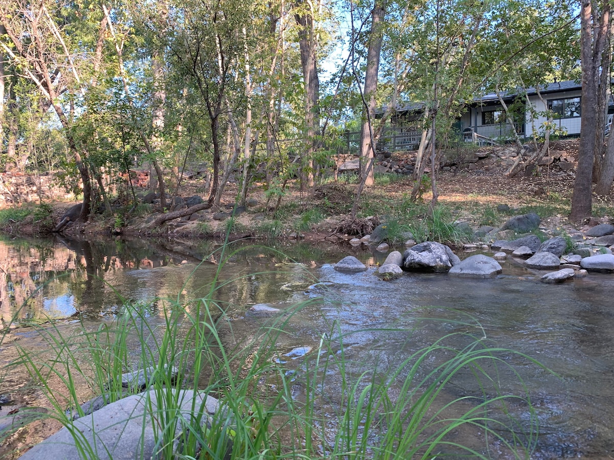 Creekside Cabin Under the Sycamores