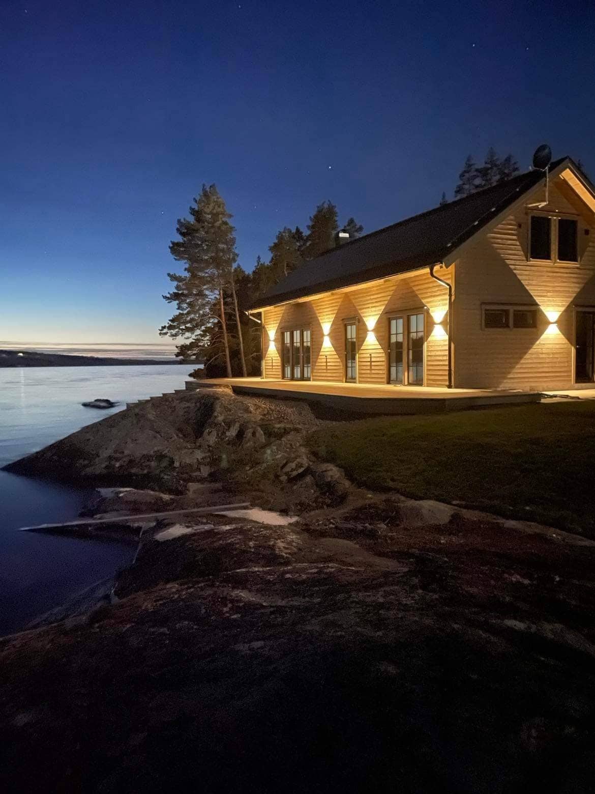 Uvamoen是一栋独一无二的房子，拥有湖畔房源和独立海滩。