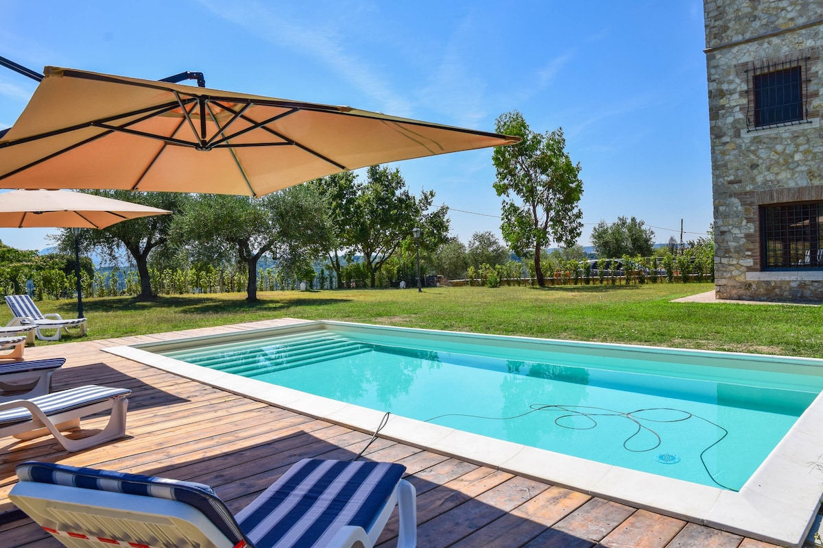 带私人泳池的房子，位于罗马以北90公里处