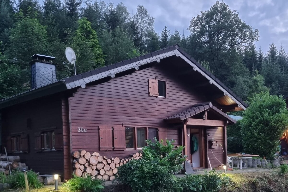Kleines Gästezimmer in idyllischem Holzblockhaus