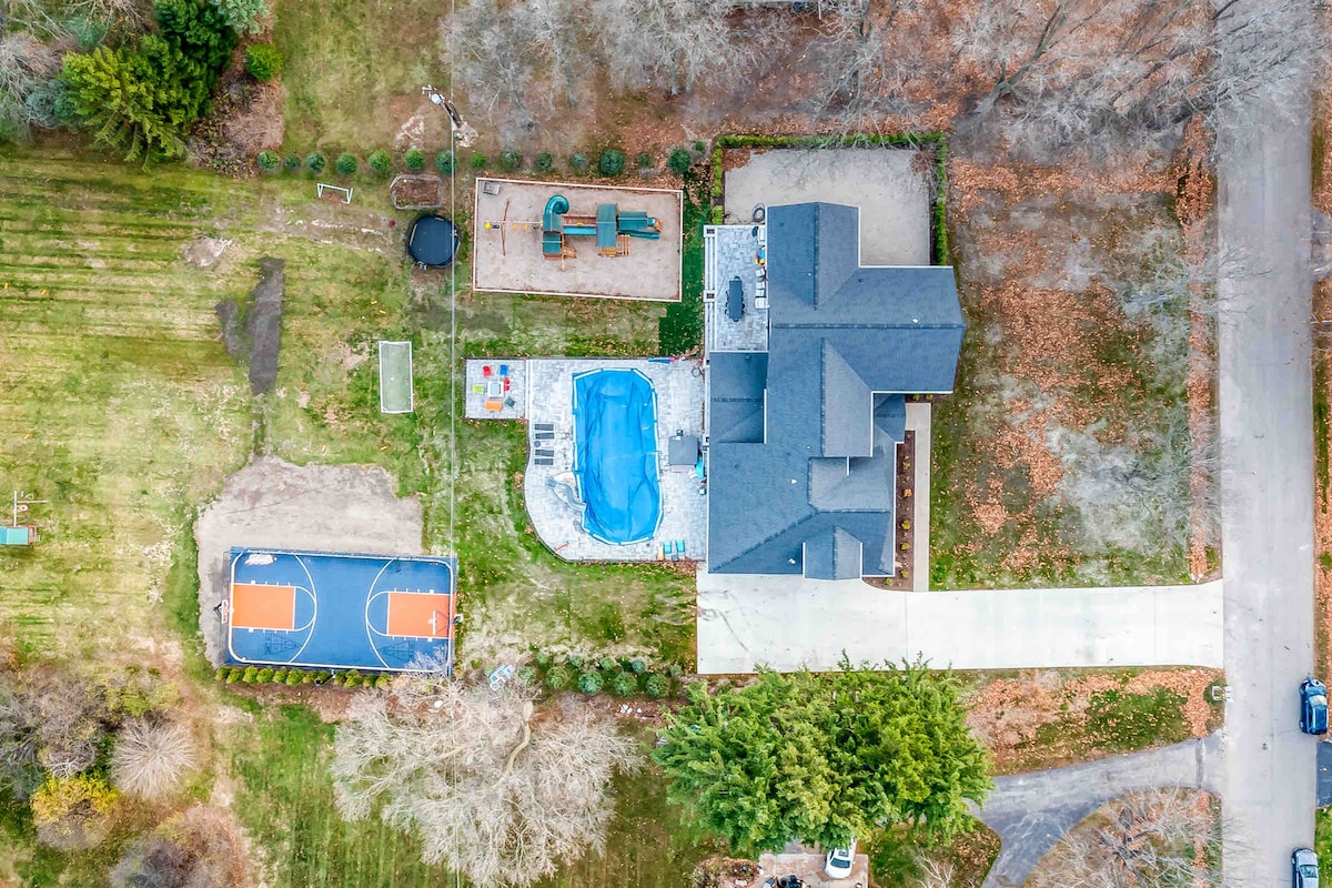 5 bedroom basketball court/hot tub/sauna