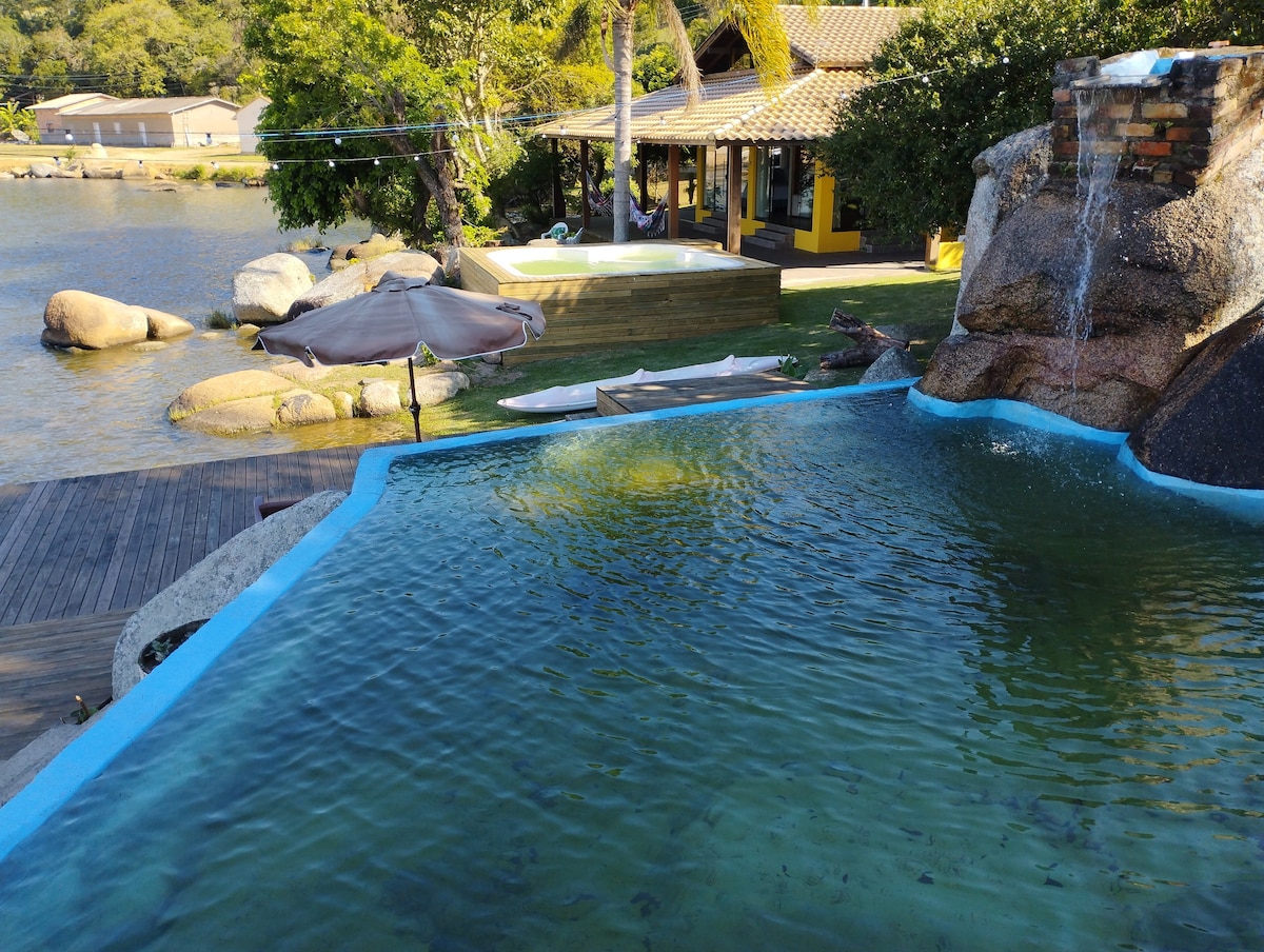 Casa pé on the water 
Lagoa de imarui c水电和游泳池