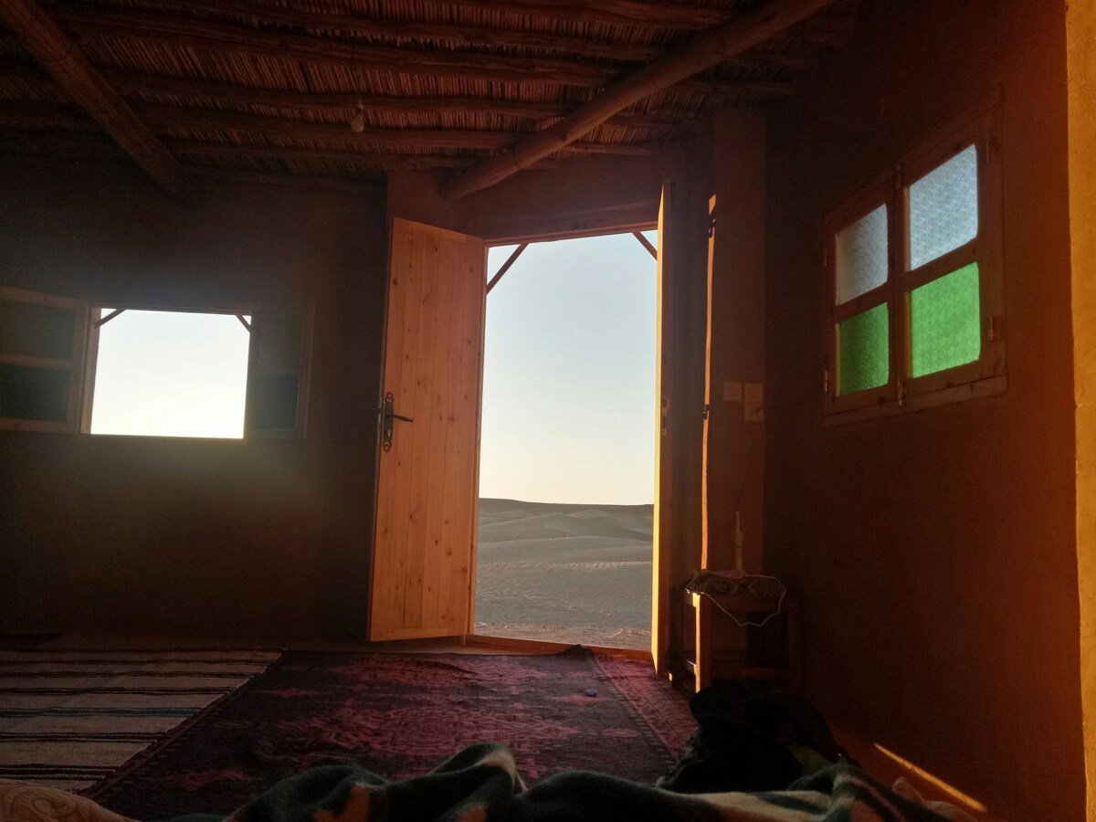 撒哈拉沙漠宁静的露营和骆驼徒步之旅