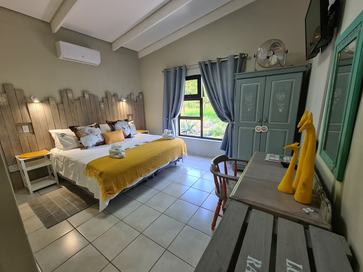 Zebra room King bed- ONLY 3kms from Kruger Park