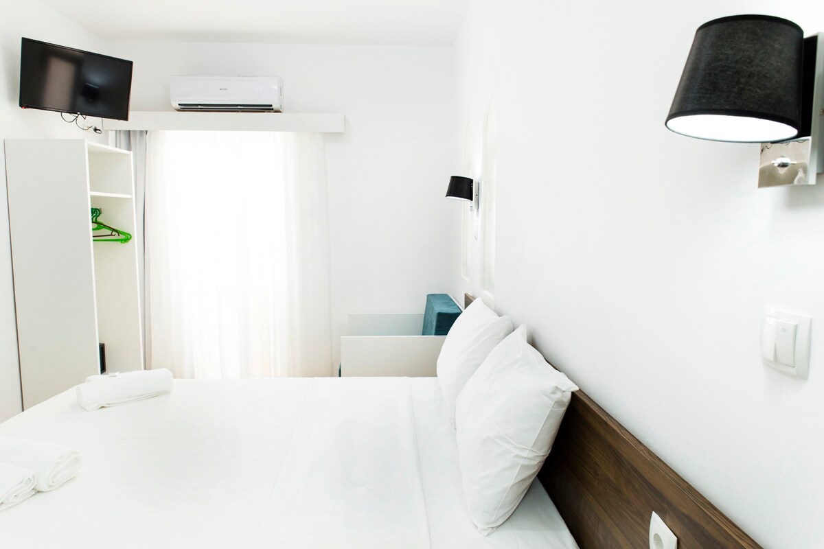 明亮干净的卧室+舒适的床，距离夜生活场所2英尺