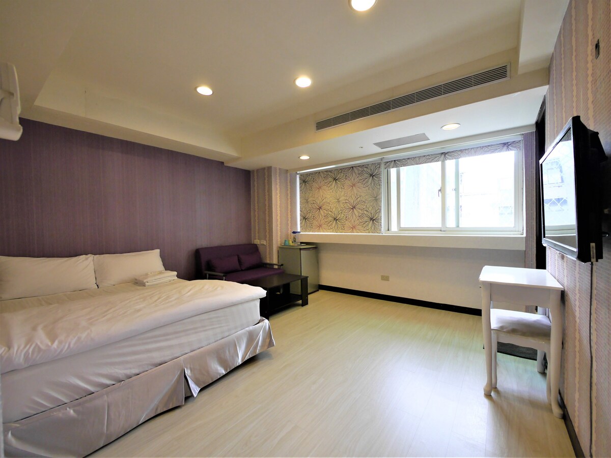 台北西門町~紫色浪漫(電梯/獨立衛浴間~禁菸~2人以上入住，與需使用2張床者，需加收費用)