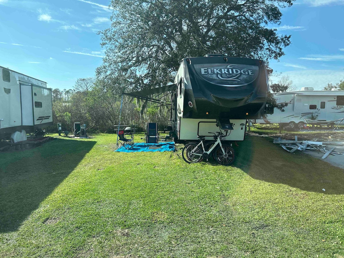 Beautiful camper with 2 rooms