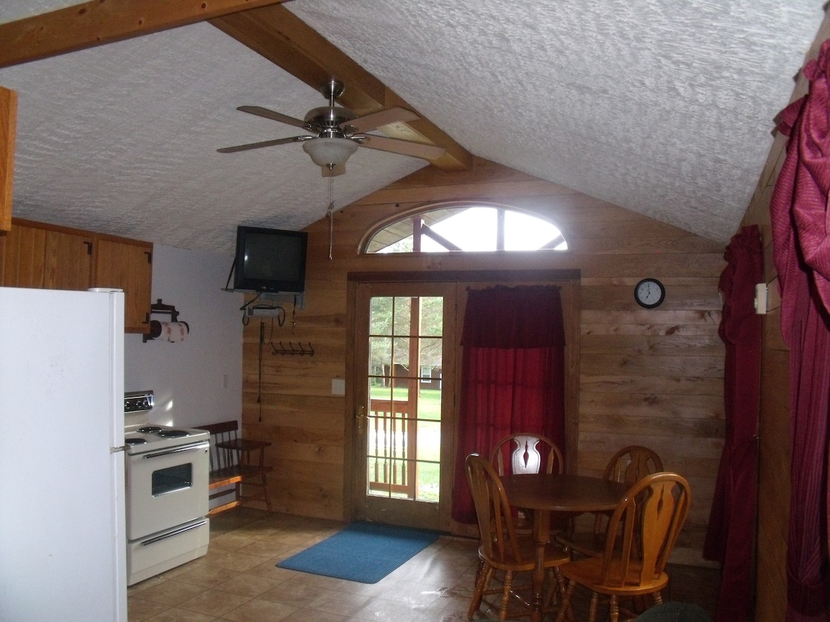 Willamy Pines的Somerset Cabin Retreat (1)