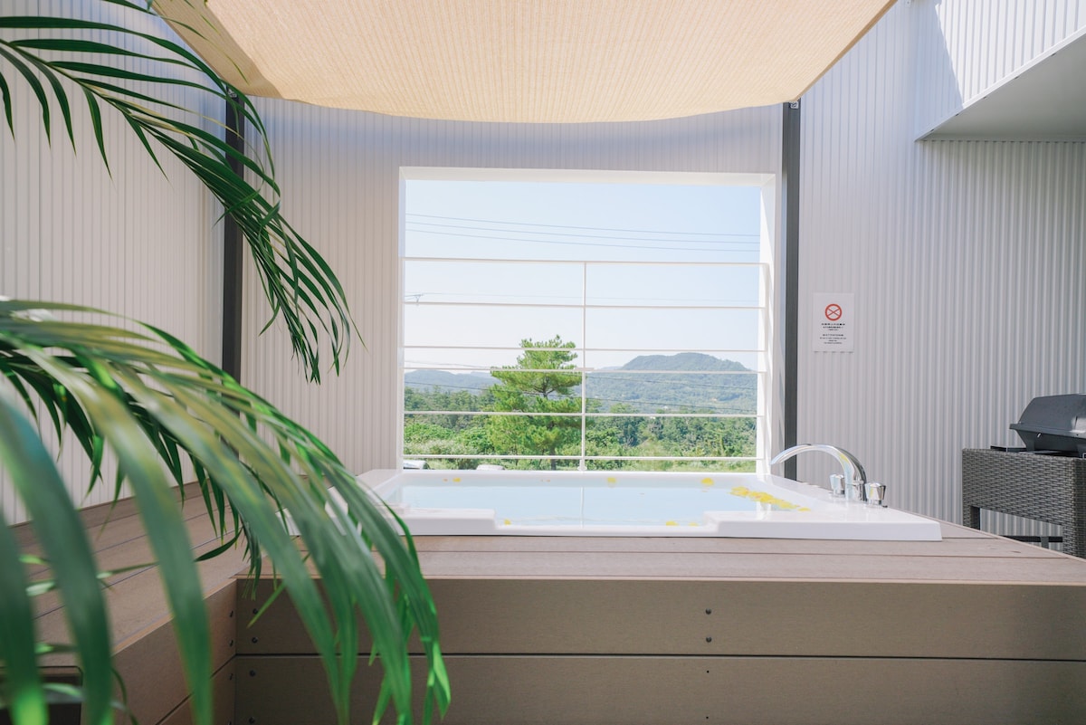 按摩浴缸和露台最多可入住12人！色彩日本风格