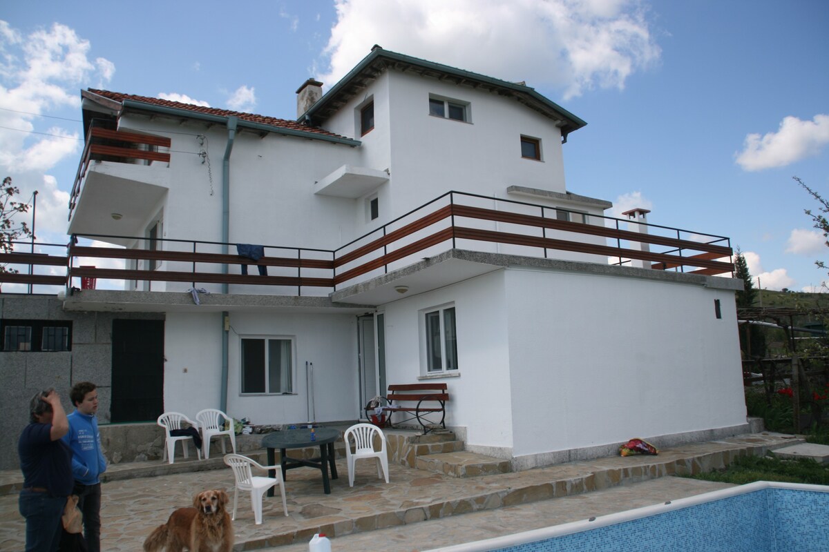 Large Villa with distant sea view & swimming pool