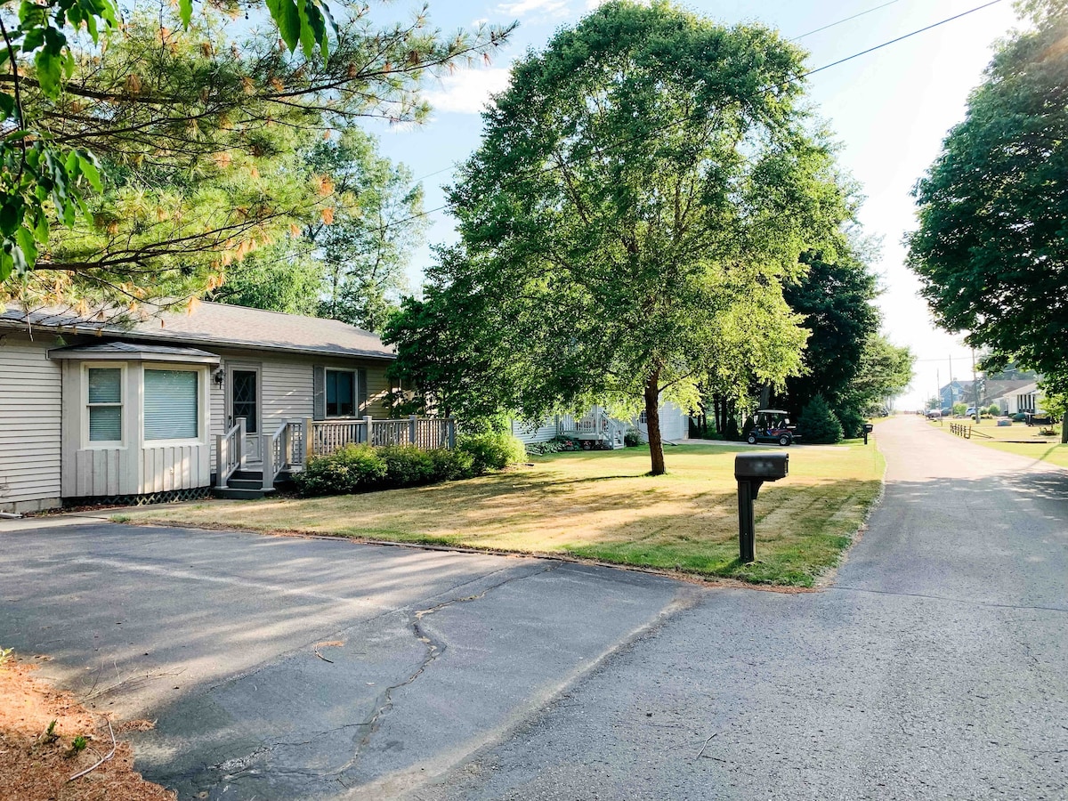 Charming 3 Bdr Cottage w/ short walk to Lake Huron