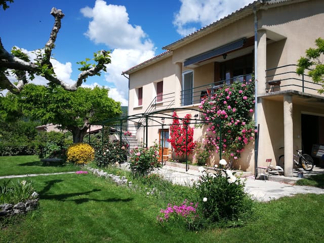 Saint-Étienne-les-Orgues的民宿