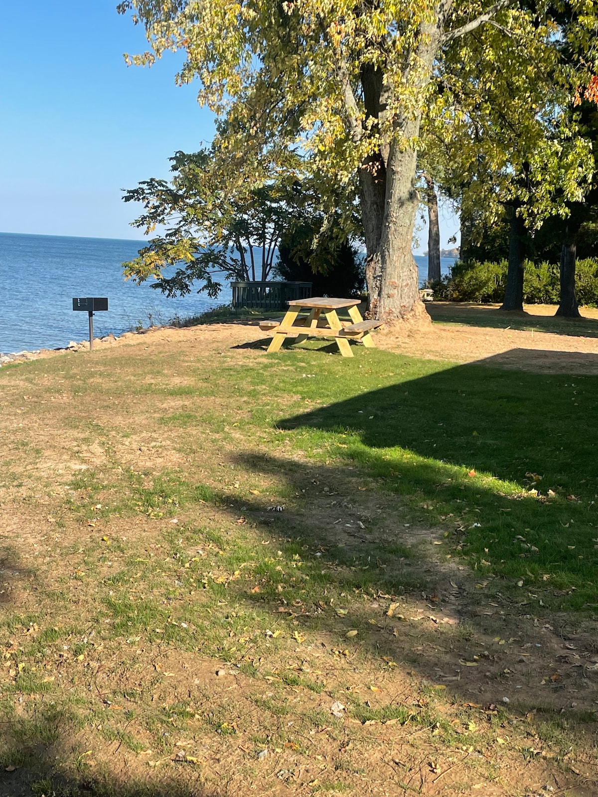 温馨舒适的3卧室房源，位于安大略湖（ Lake Ontario ）