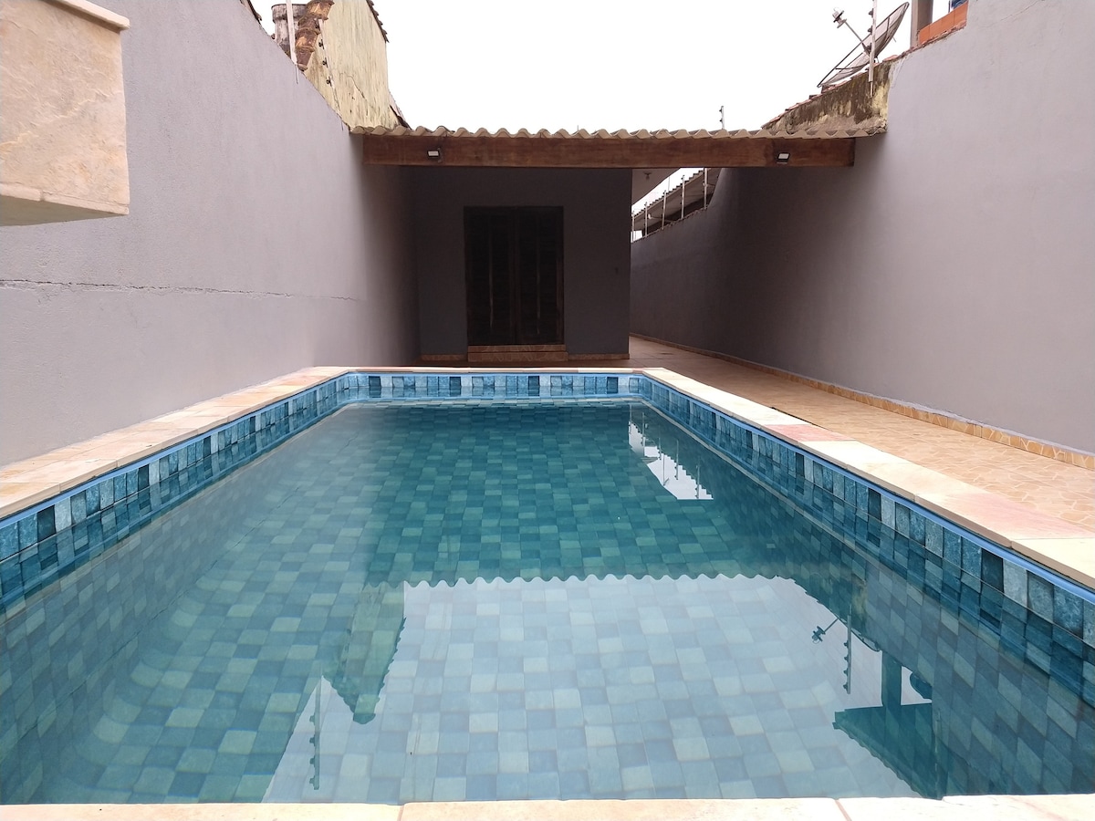 Casa em Mongaguá Piscina e churrasqueira.