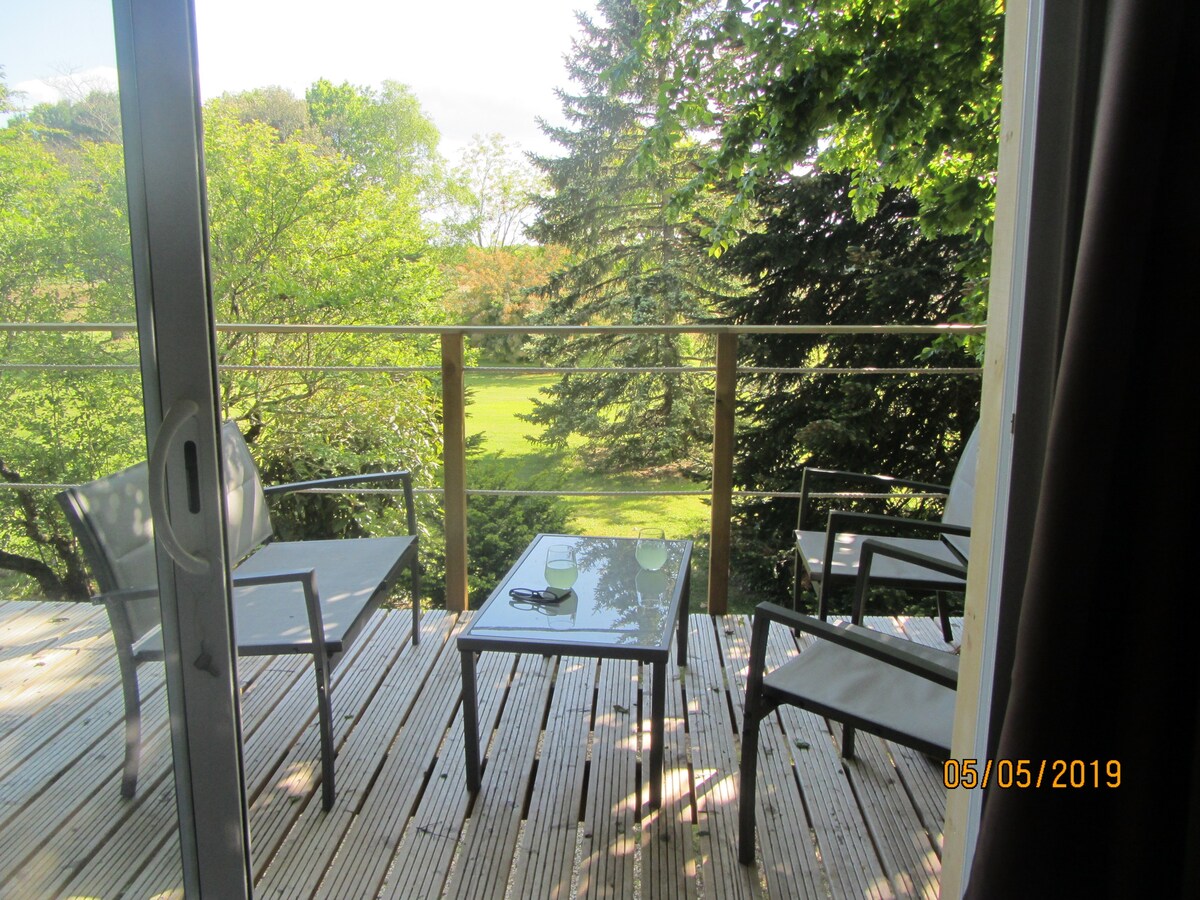 Cabane en bois entre "Les Charmes"