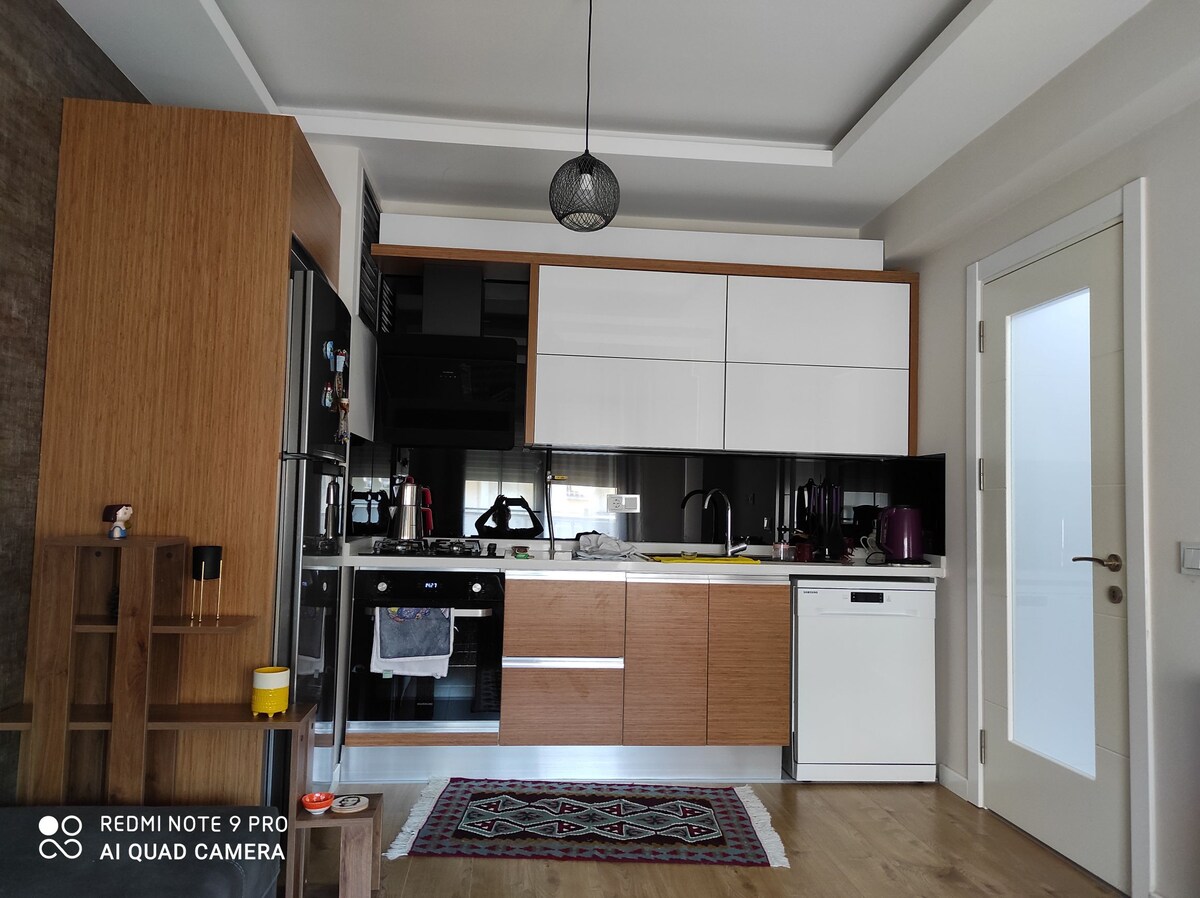 位于Karşıyaka中心新建大厦内的整套公寓，配有空调