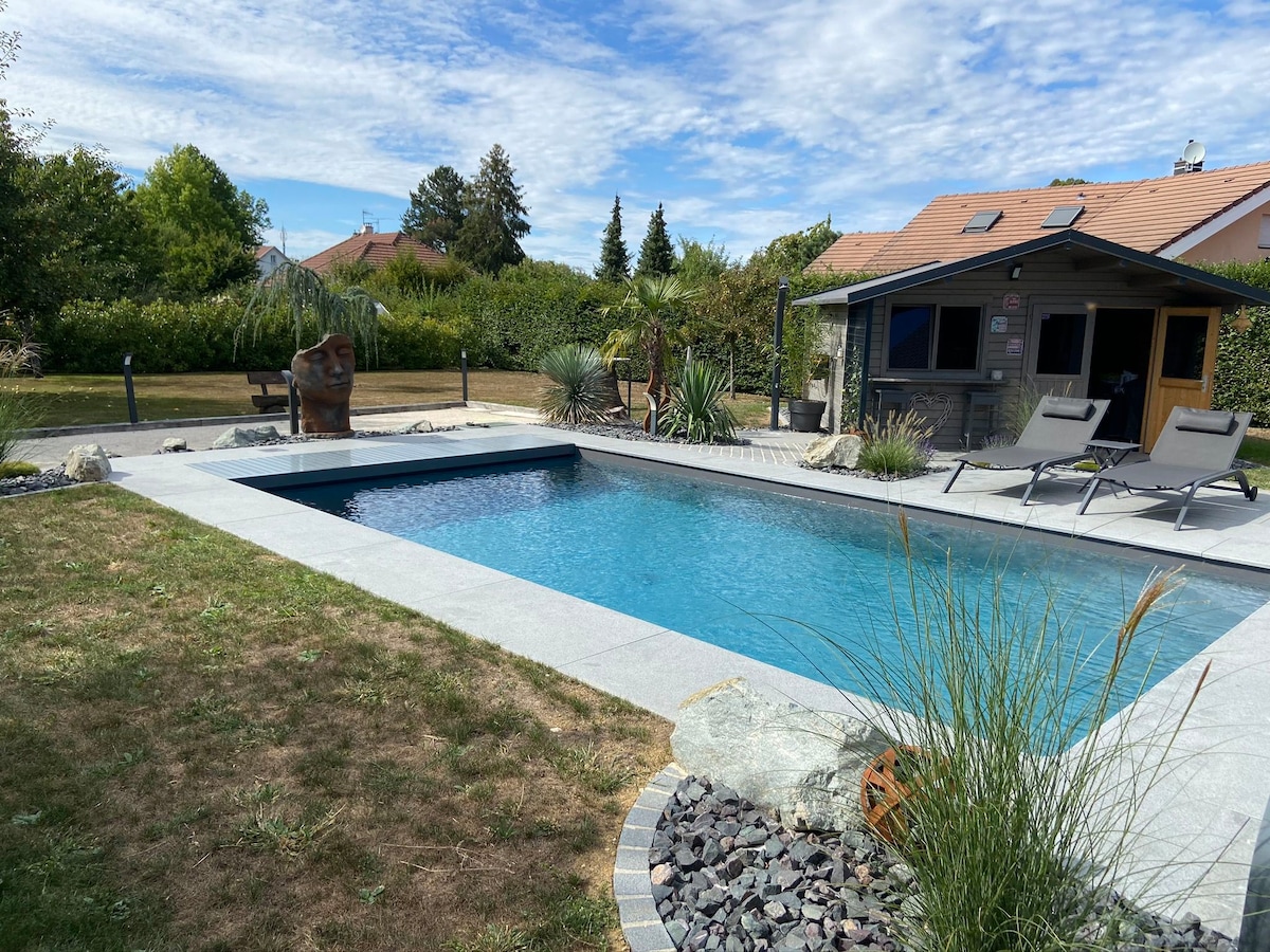 villa avec piscine chauffée et chalet extérieur