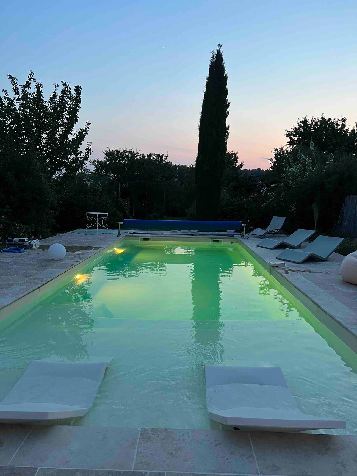 Villa dans son écrin de verdure, piscine privée