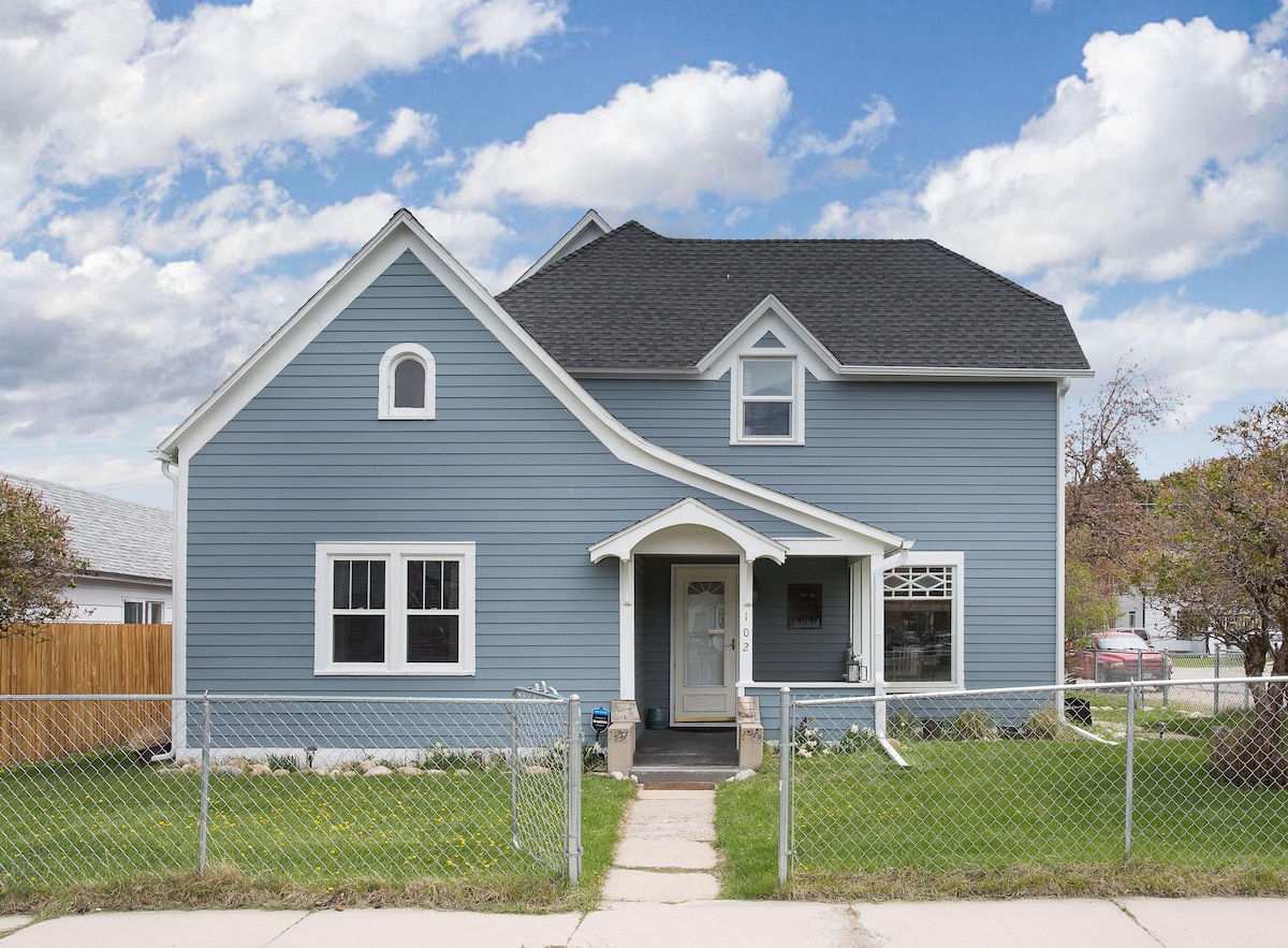 Little Blue Lodge-1920s home steps from Downtown