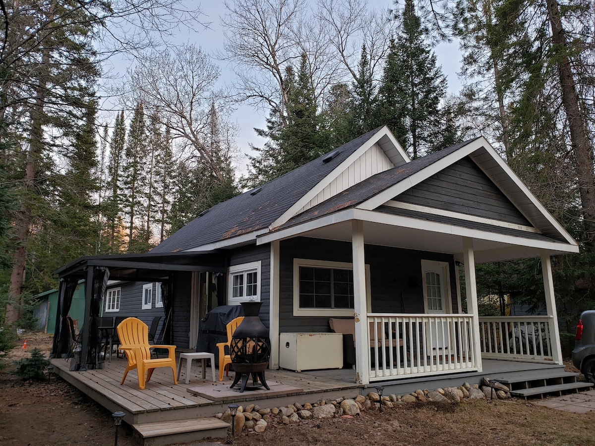 The Hudson - Riverside Cabin, Bracebridge