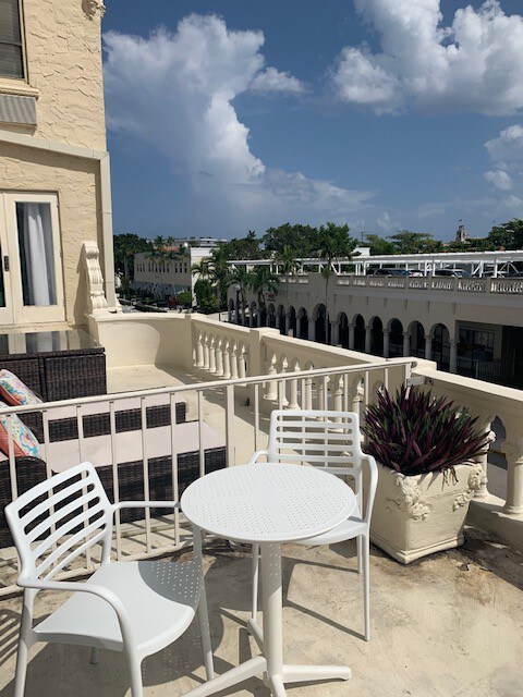 Sunrise Terrazzo—private terrace/King Palm Beach