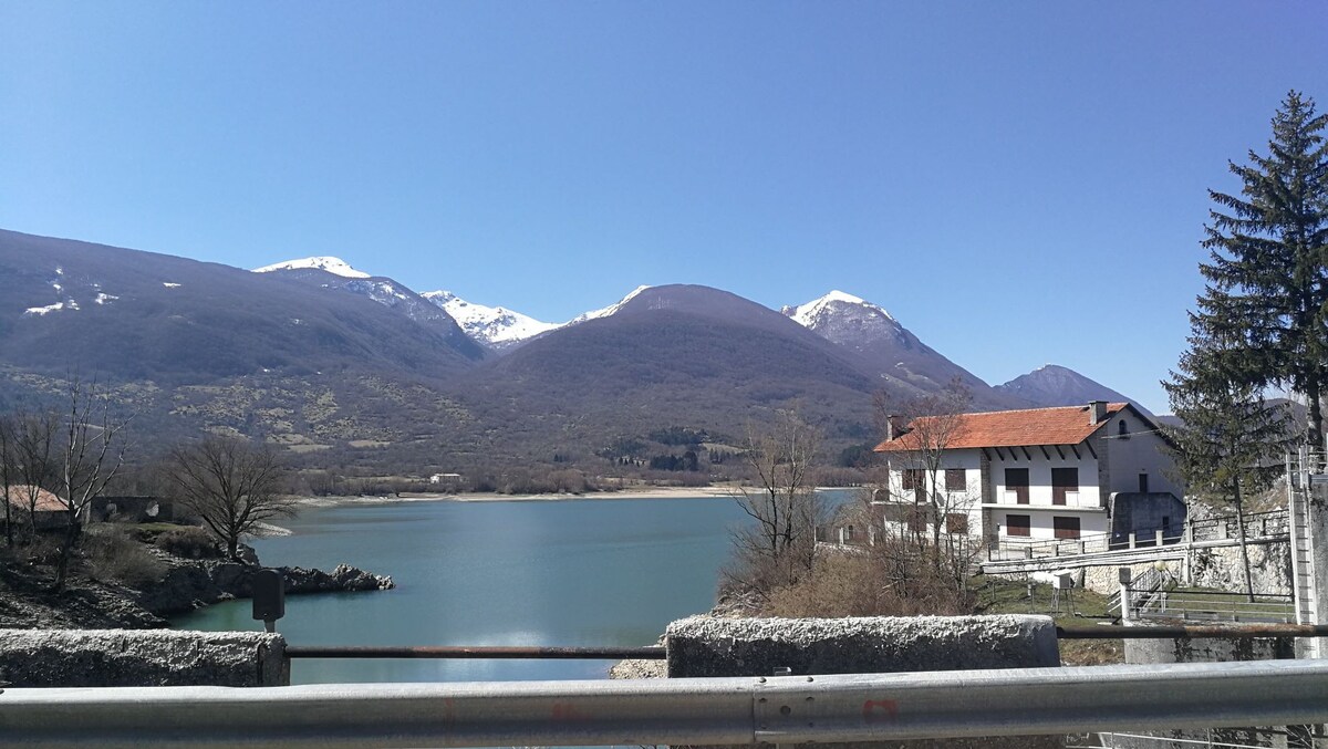 巴雷亚湖（ Barrea Lake ）上层别墅