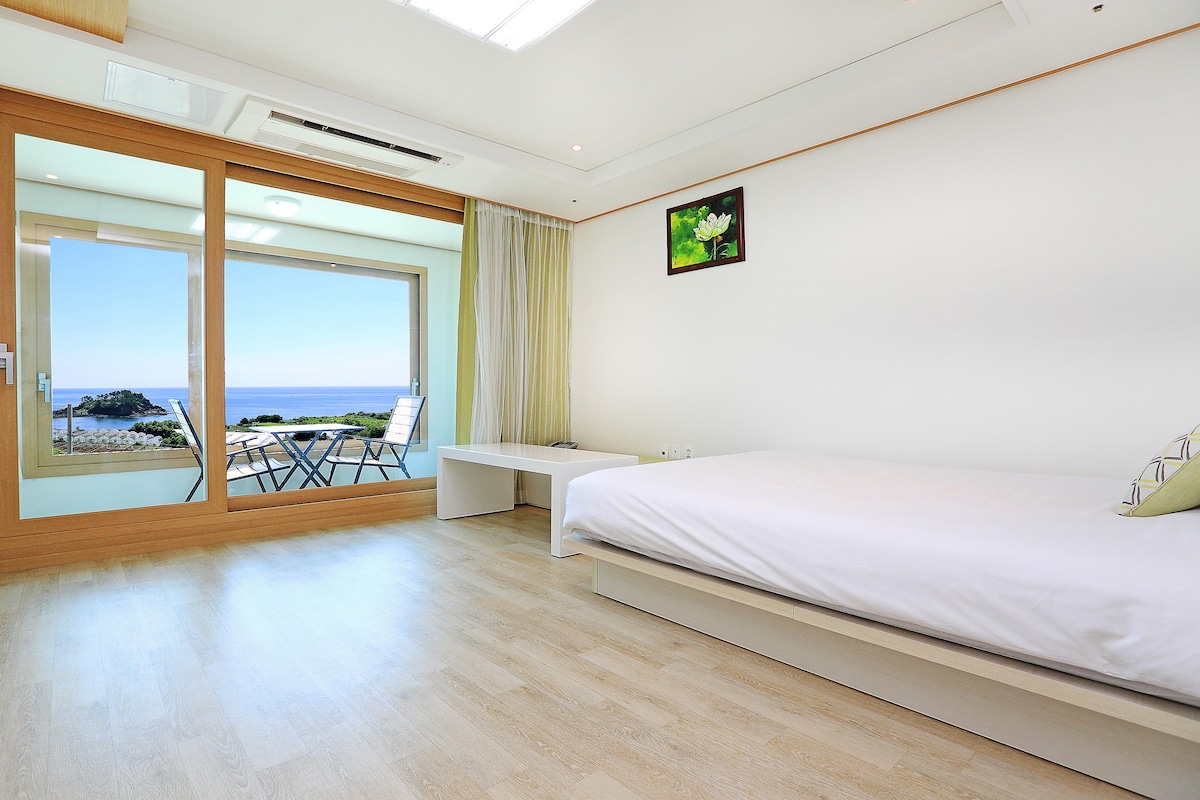 Marine Port Resort 17 Pacific客房，可欣赏Seogundo （ "Mosiah" ）和Bum Island的美景