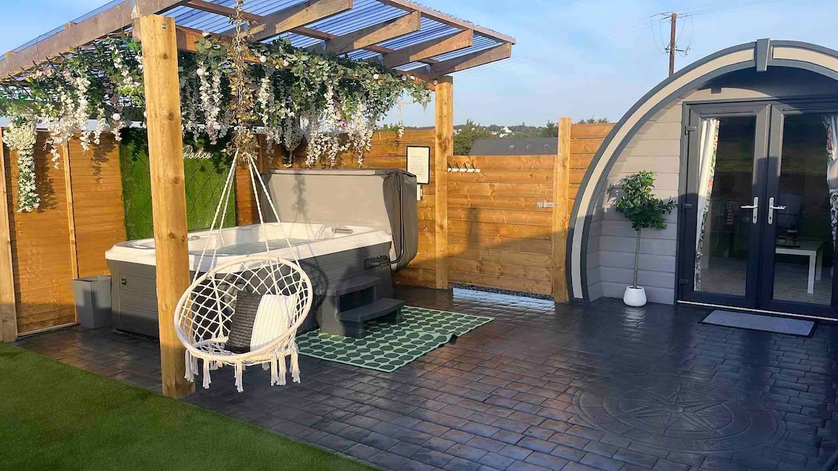 The Garden Pod with Private Hot Tub