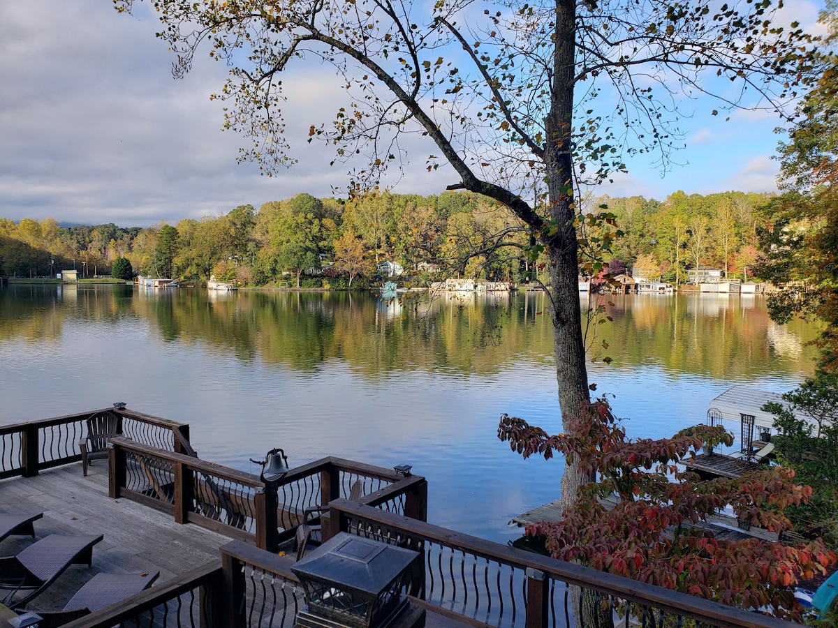 Charming lakefront cottage on Lake Lanier