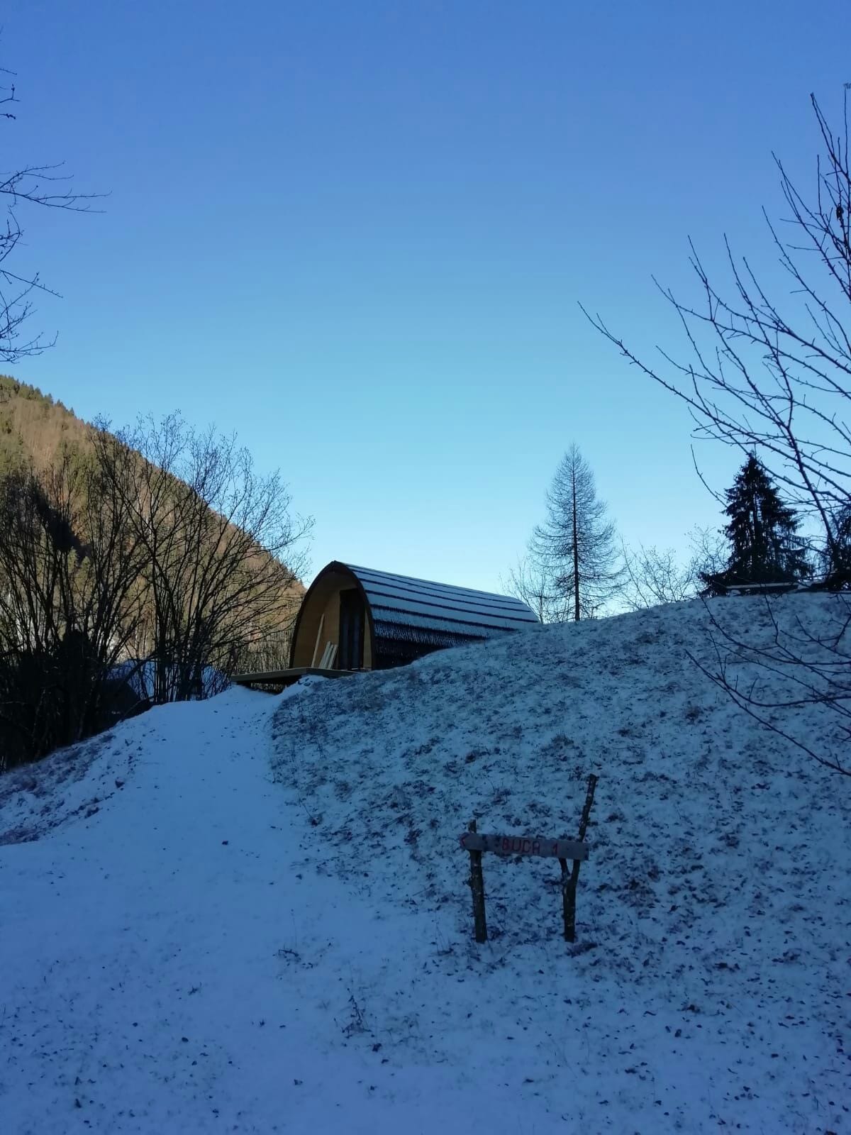 小山上迷你高尔夫球场的迷你房子。