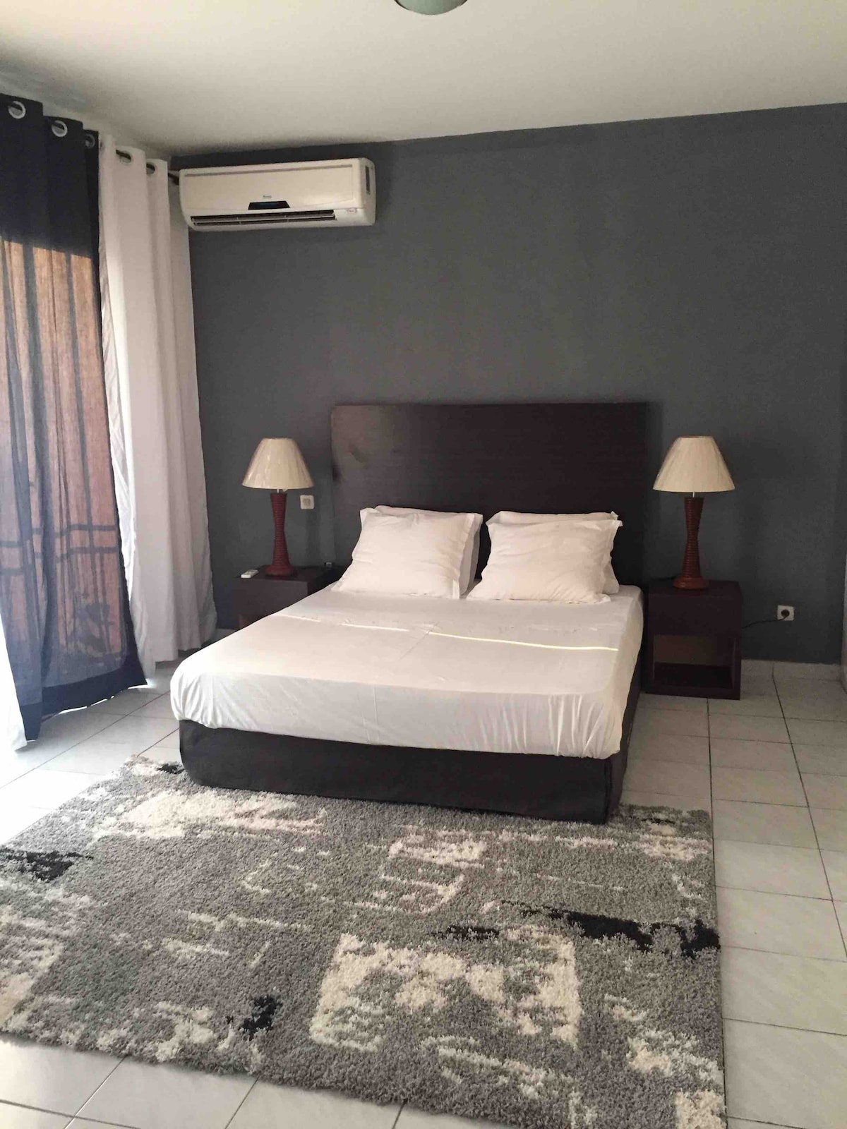 Le Condo, Bonanjo