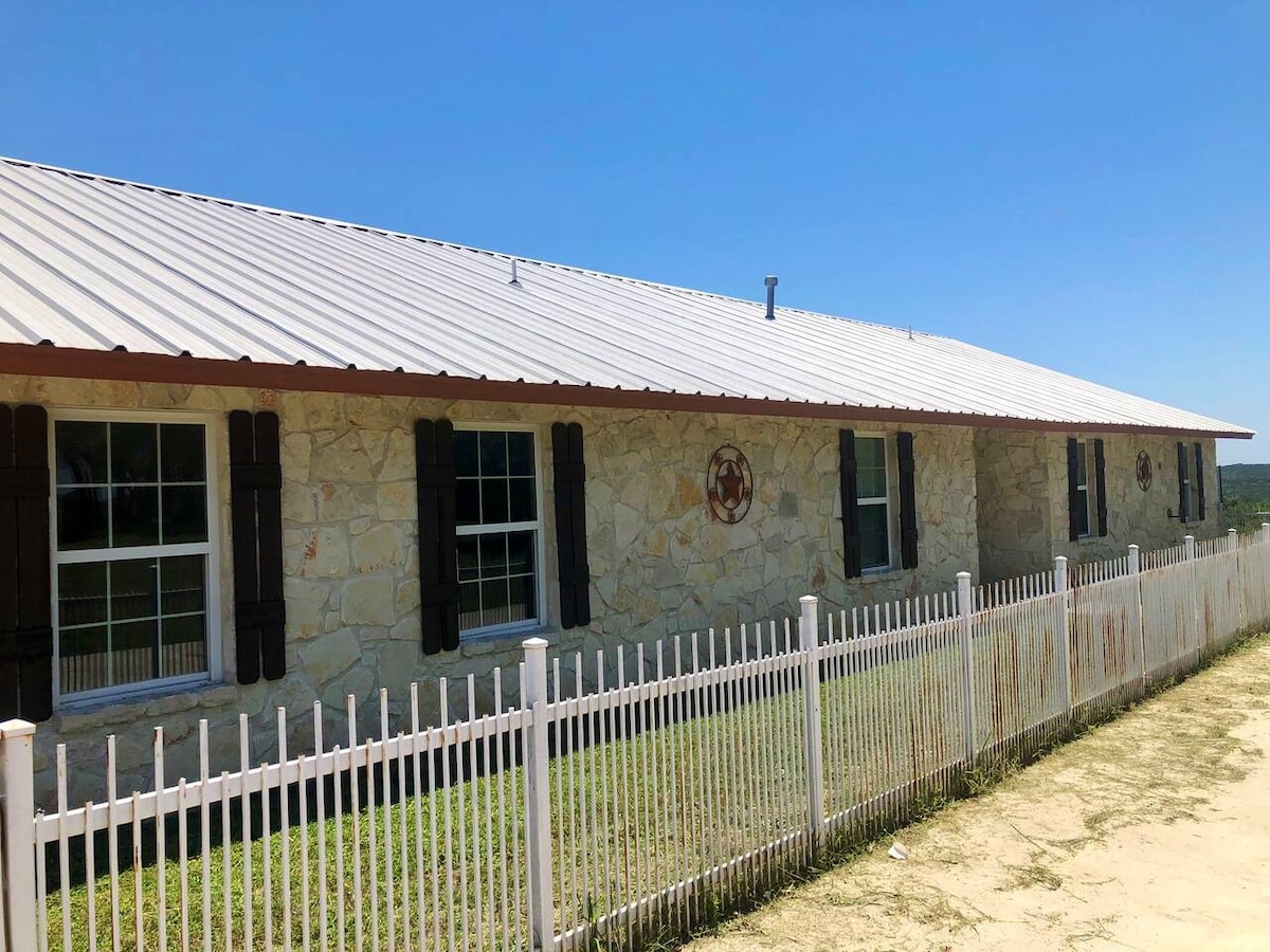 The Ranch house @日落牧场，靠近麦地那湖（ Medina Lake ）