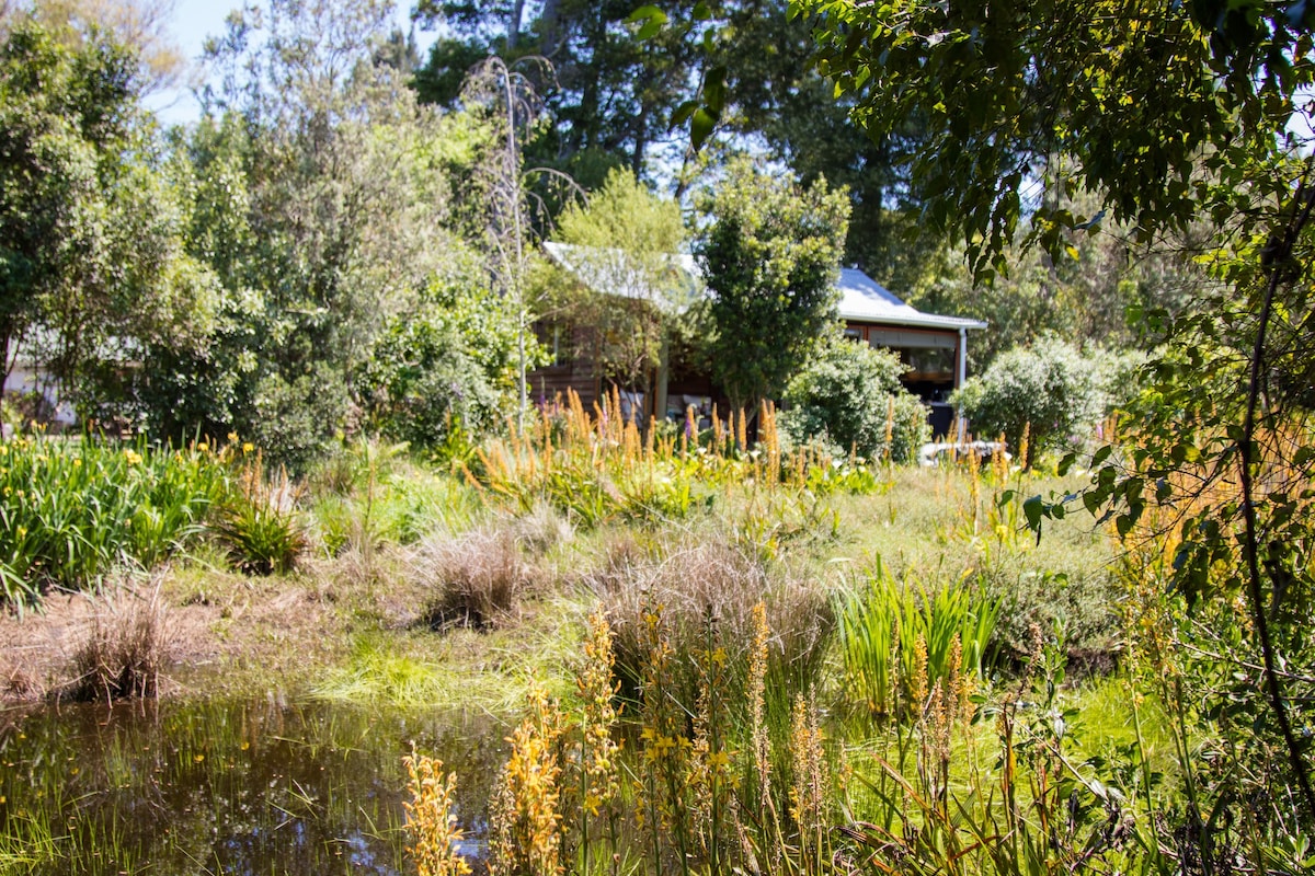 梨树小屋花园、池塘和山景
