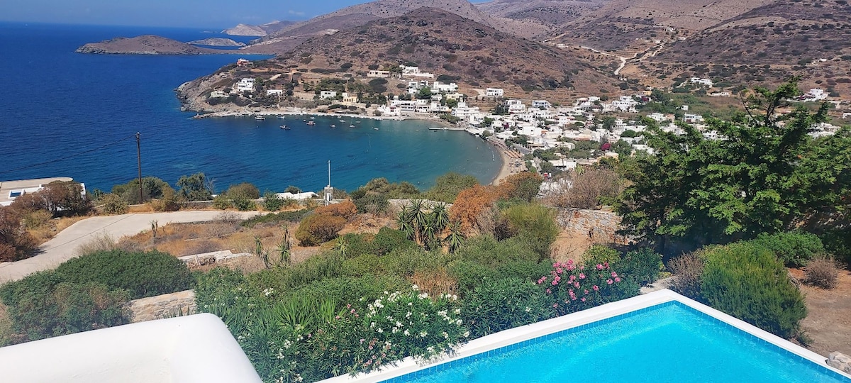 位于高处的宏伟独立别墅。俯瞰爱琴海和其他5座岛屿的壮丽景色。 漂亮的潮湿游泳池和景观花园。很棒的户外用餐和娱乐区。步行10分钟即可抵达2个海滩。