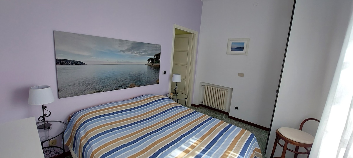 Ospedaletti市中心的两居室公寓，靠近大海
