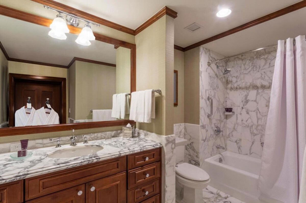 Luxury Aspen Ritz Carlton; 3 Bed / 3 Bath Condo