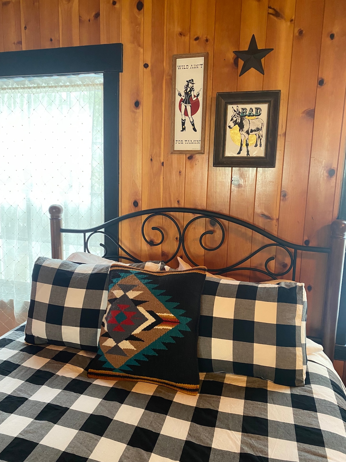 Cowgirl Cabin • 2 Queens • AC • W/D • Kitchenette