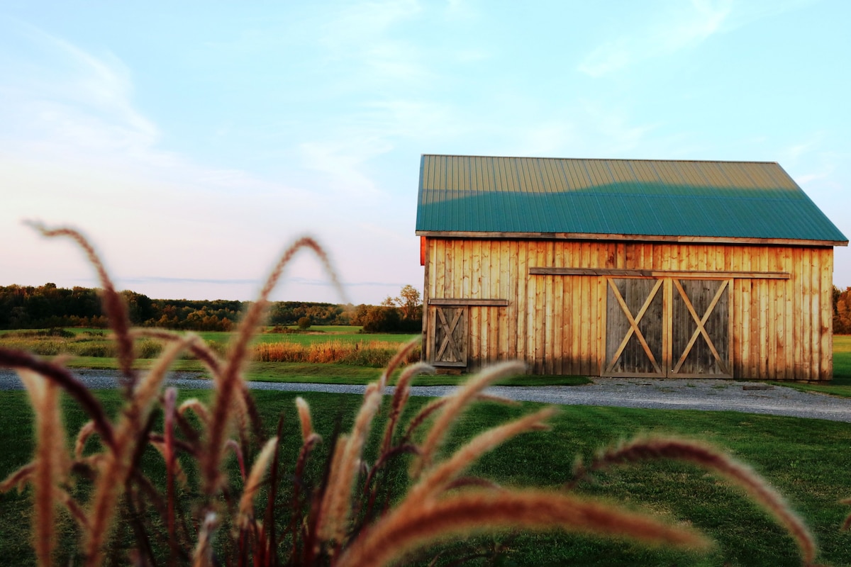 Sanctuary Inn - Elegant Farmhouse