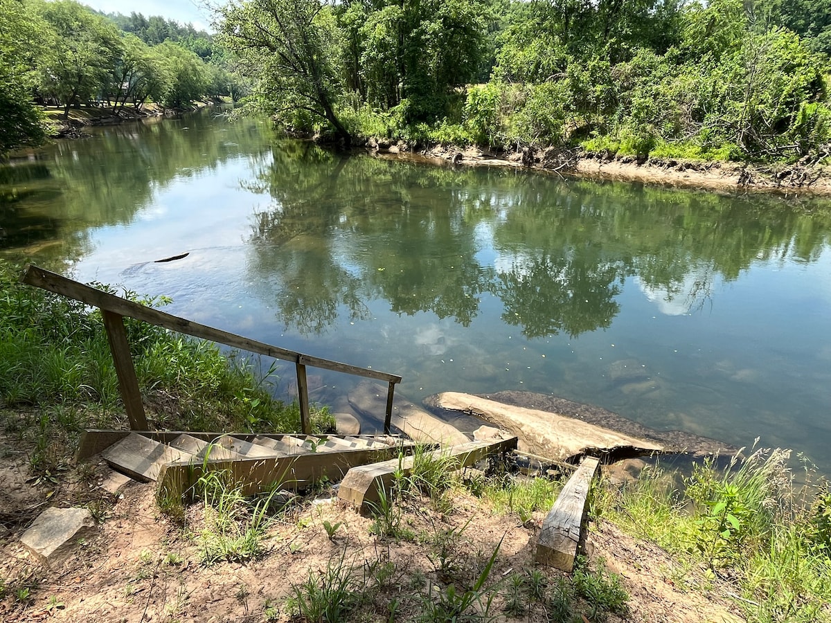 Black Bear Cabin|spacious|dog friendly|river near