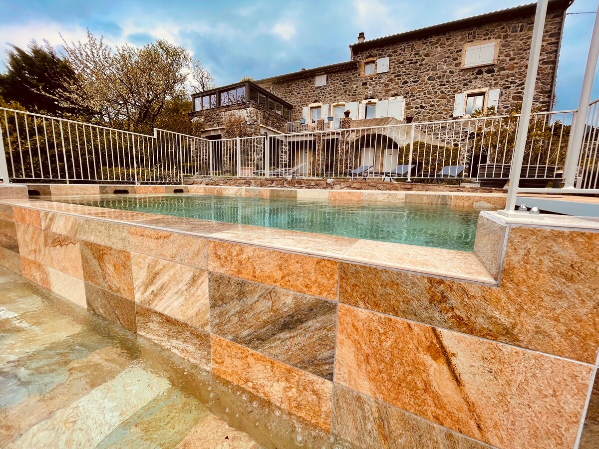 Gites en Ardèche avec piscine et vue sur la vallée