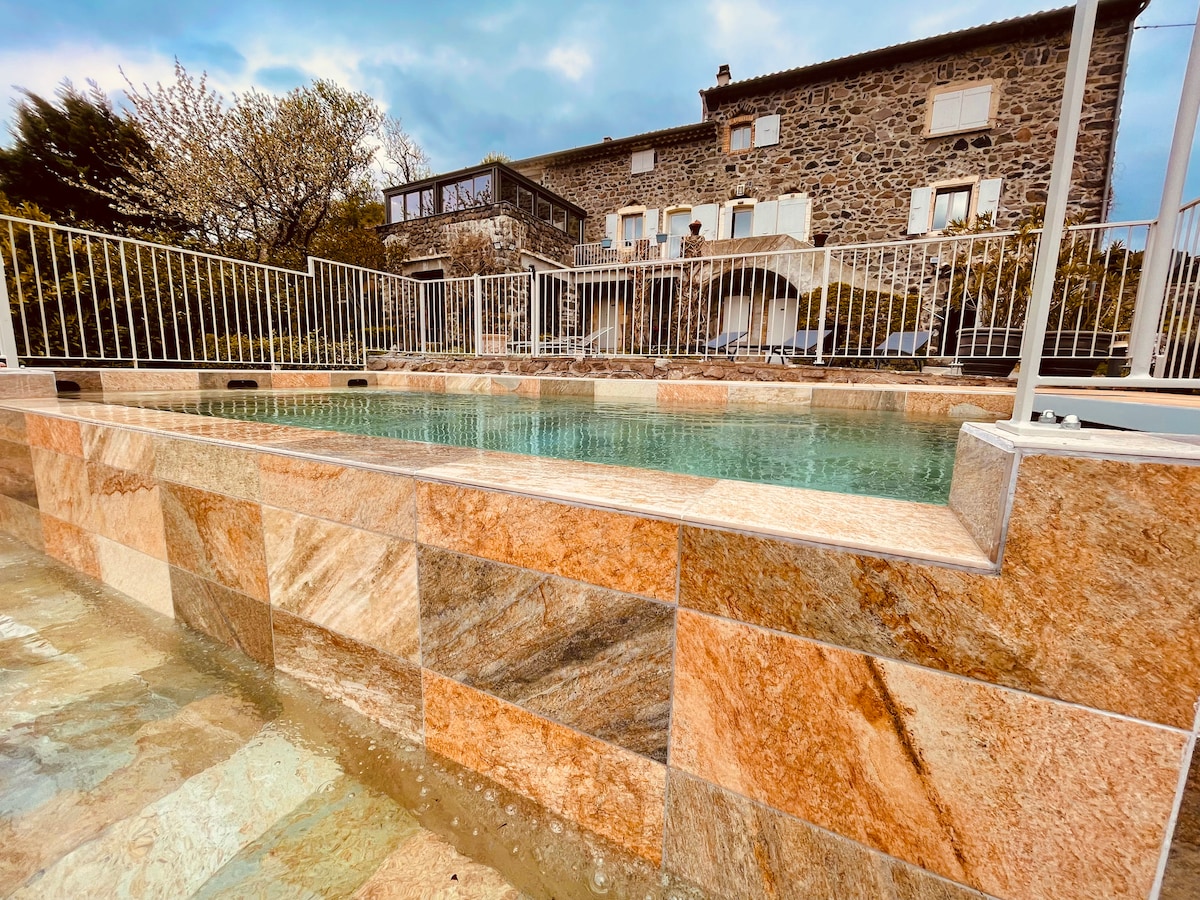 Gites en Ardèche avec piscine et vue sur la vallée